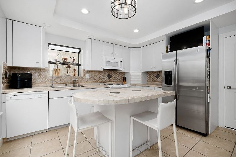Unleash your inner chef in this bright, lively kitchen featuring a multifunctional island that doubles as both a dining table and workspace.
Complete with a Smart TV and fully equipped with modern essentials, it's the perfect spot to cook, dine, and socialize.