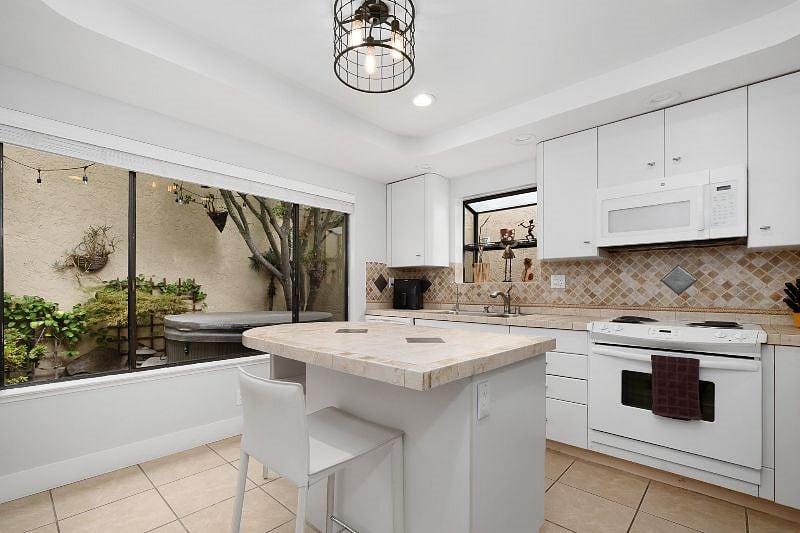 Unleash your inner chef in this bright, lively kitchen featuring a multifunctional island that doubles as both a dining table and workspace.
Complete with a Smart TV and fully equipped with modern essentials, it's the perfect spot to cook, dine, and socialize.