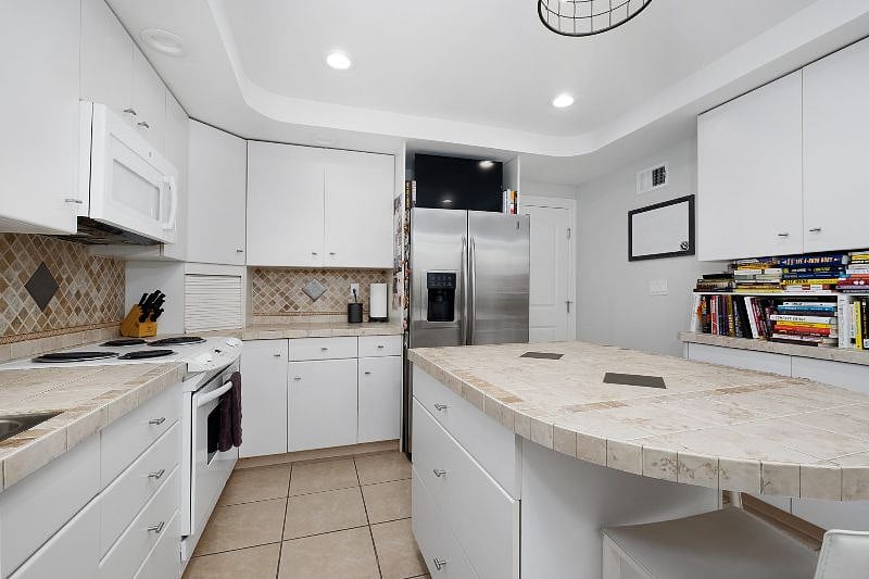 Unleash your inner chef in this bright, lively kitchen featuring a multifunctional island that doubles as both a dining table and workspace.
Complete with a Smart TV and fully equipped with modern essentials, it's the perfect spot to cook, dine, and socialize.