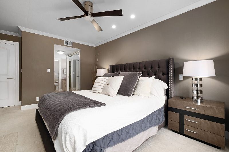 Master Bedroom: Recharge in your super comfortable Cal King Bed, Smart tv, & private Bath/Shower & BLACKOUT blinds.