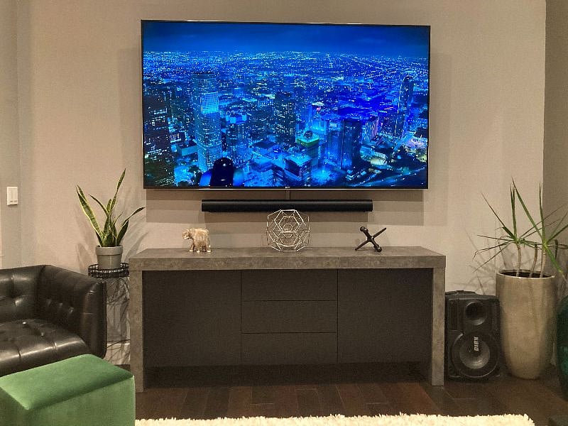 Immerse yourself in an epic entertainment experience with an 85-inch XLarge HDTV and a premium Sonos sound bar that lets you truly feel every beat of your favorite music and the excitement of each movie. 

Stylish, complementary furnishings complete this modern, inviting space.