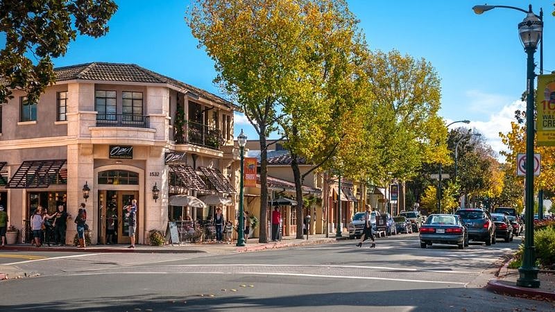 Downtown Walnut Creek, just 5 min drive, offers excellent shopping, restaurants, & entertaining nightlife!