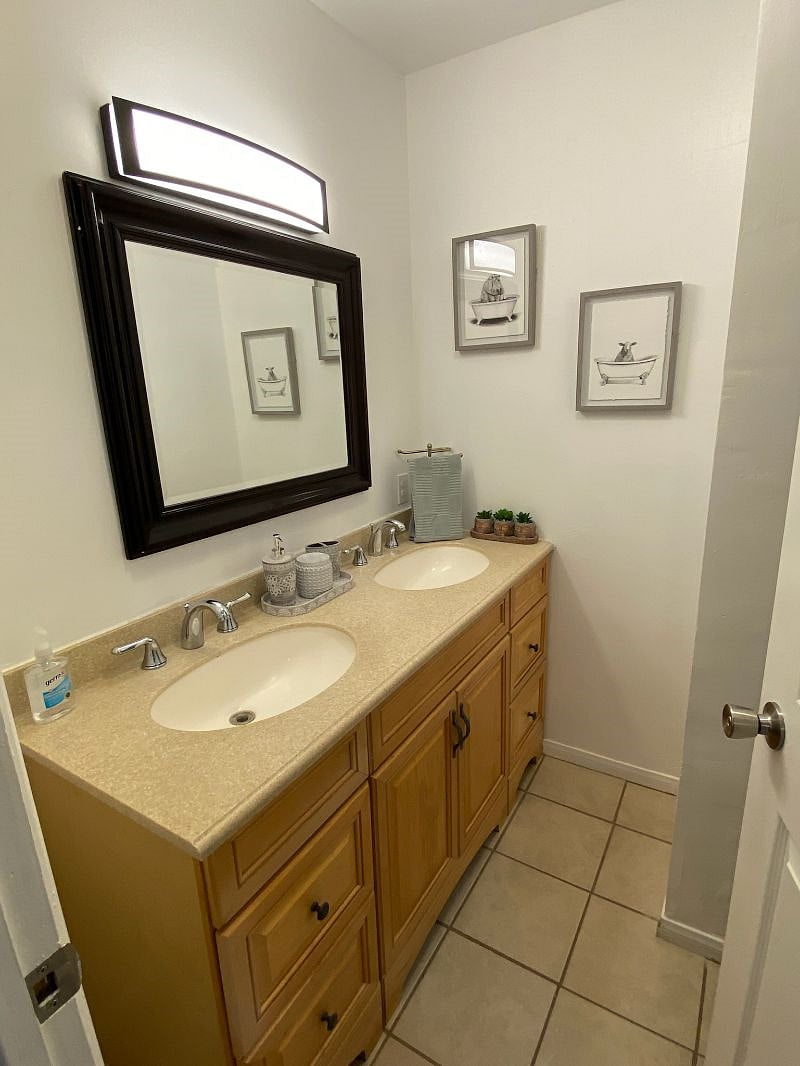 Bathroom has double vanity, Tub/Shower