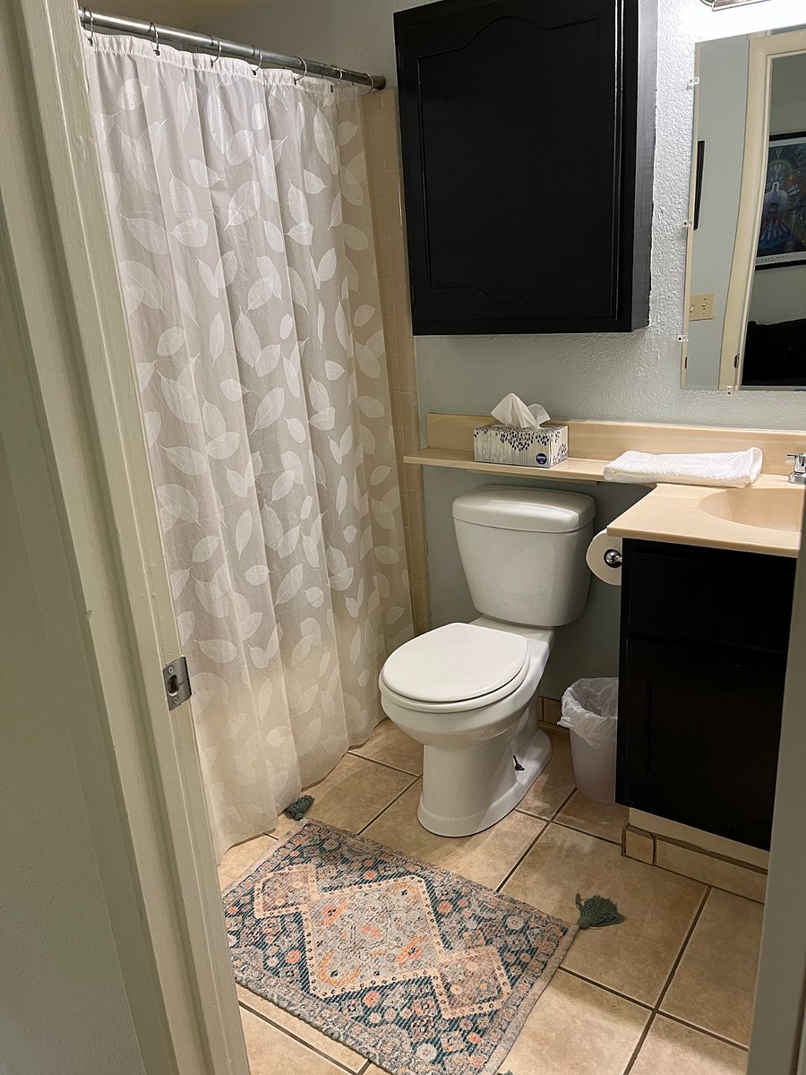 2nd bedroom: Full sized, en-suite bathroom. 