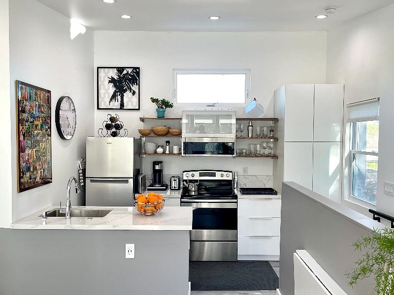 Full Kitchen with Foldable Dining Table