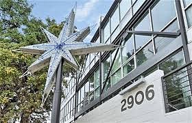 Across the street is Toss Pizza with many Sport tvs, 2 blocks South is Summer-moon Coffee Spot & co-work space; Dawson Elem School has a track as does St. Edwards University, bike to Barton Springs Pool and Zilker Park, Bus (stop out front) be downtown in minutes. New HEB at Oltorf and Congress has a barbecue place.