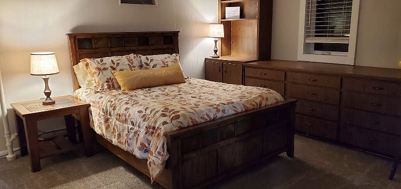 Bedroom with touch lamps with usb ports in the bases