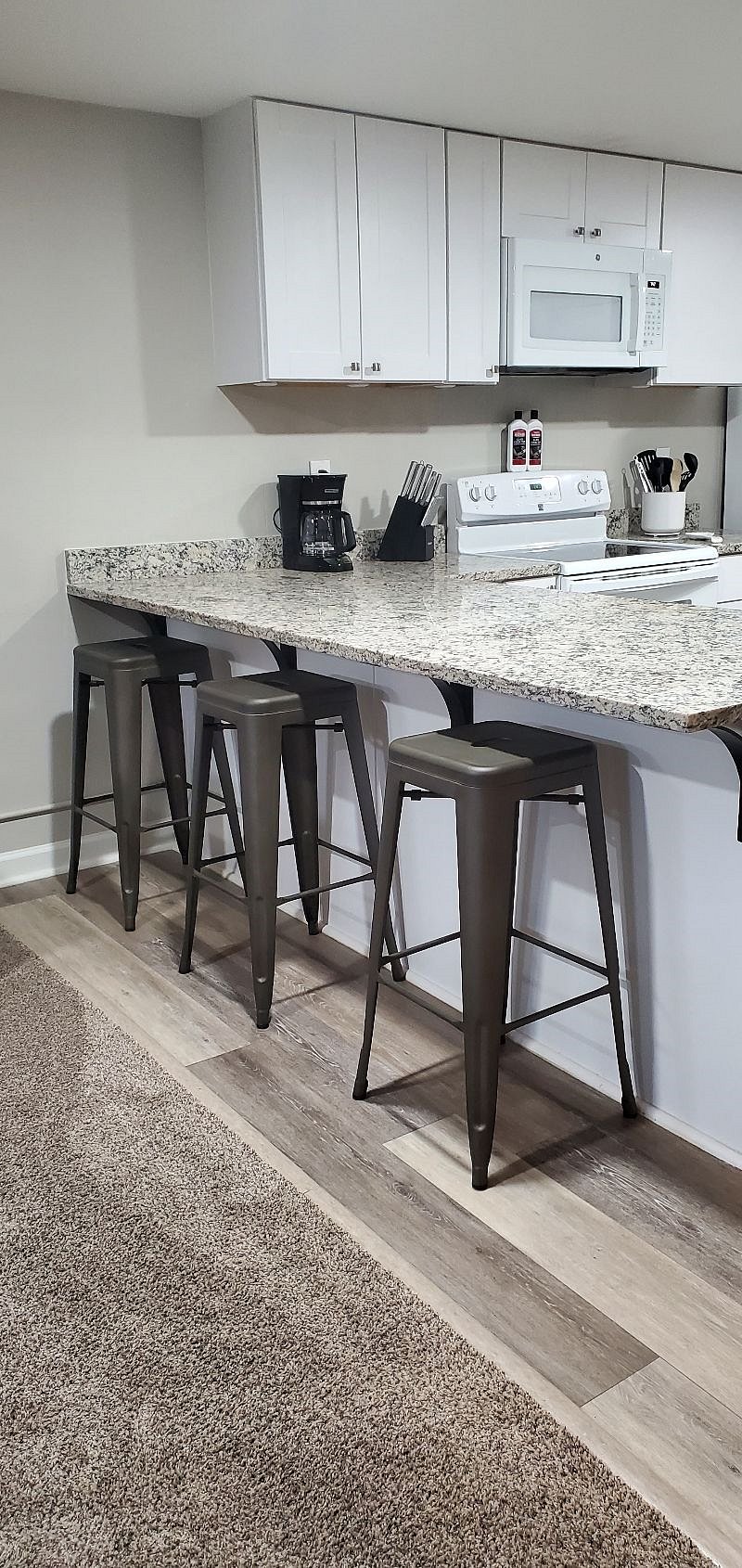 Dining seating at the peninsula in the kitchen area