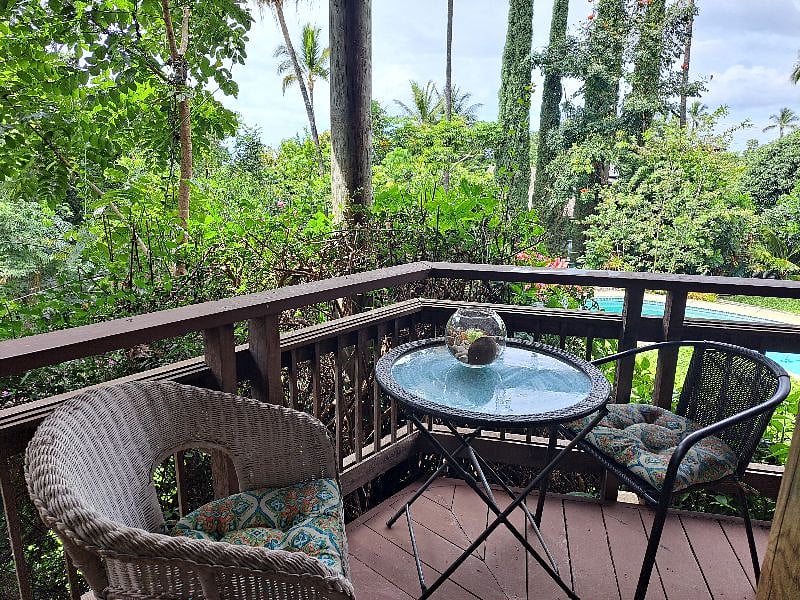Outdoor dining nook