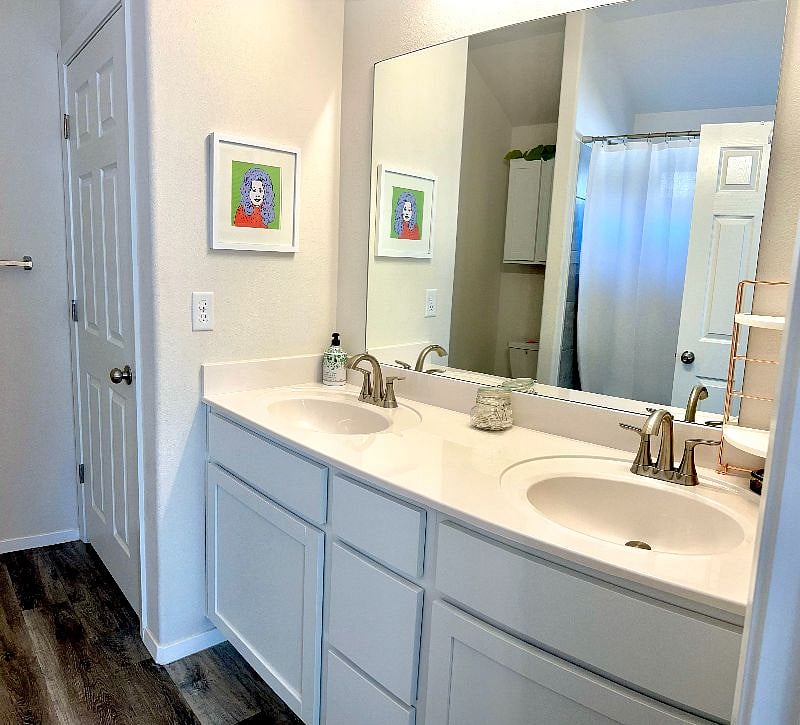 en suite bathroom with double-sink vanity