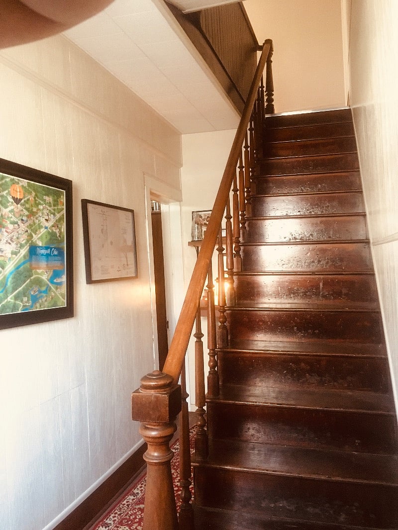 Entryway/ stairs