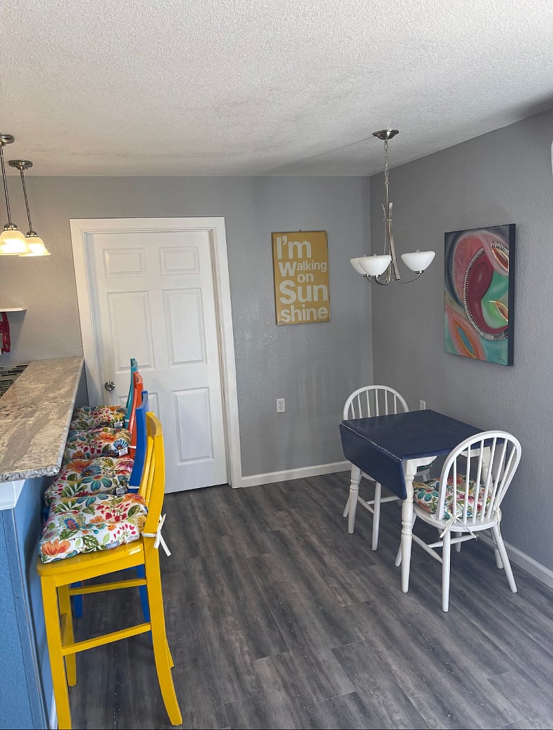 BAR/DINING AREA