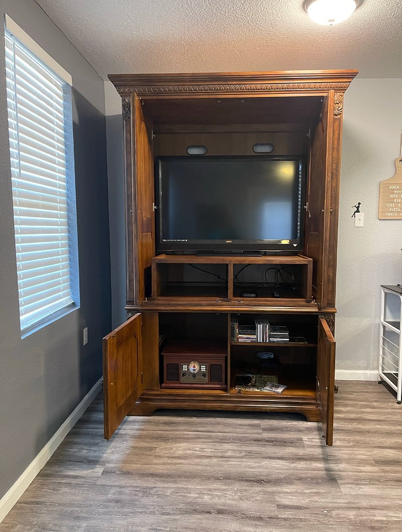 CONSOLE WITH ROKU TV, RECORD PLAYER, CD PLAYER & BLUETOOTH SPEAKER