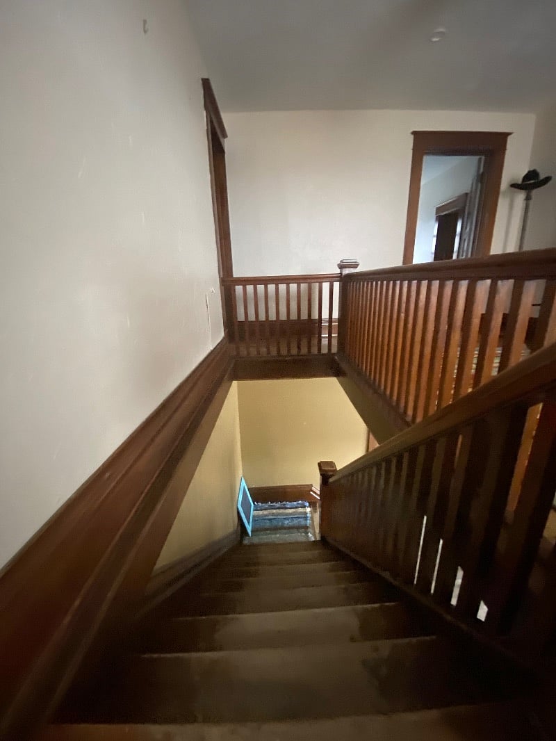 Stairwell to 2 upstairs bedrooms