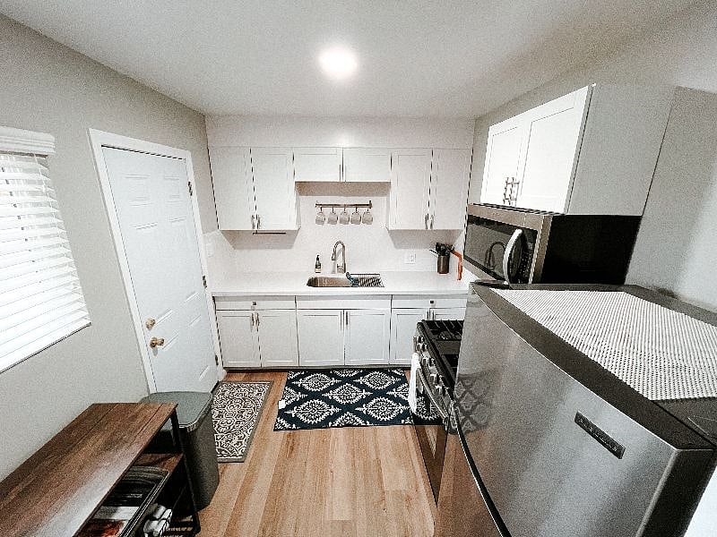 Gas Stove, Overhead Microwave