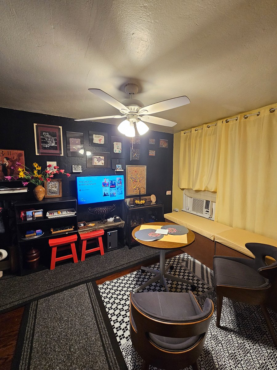 TV with streaming apps