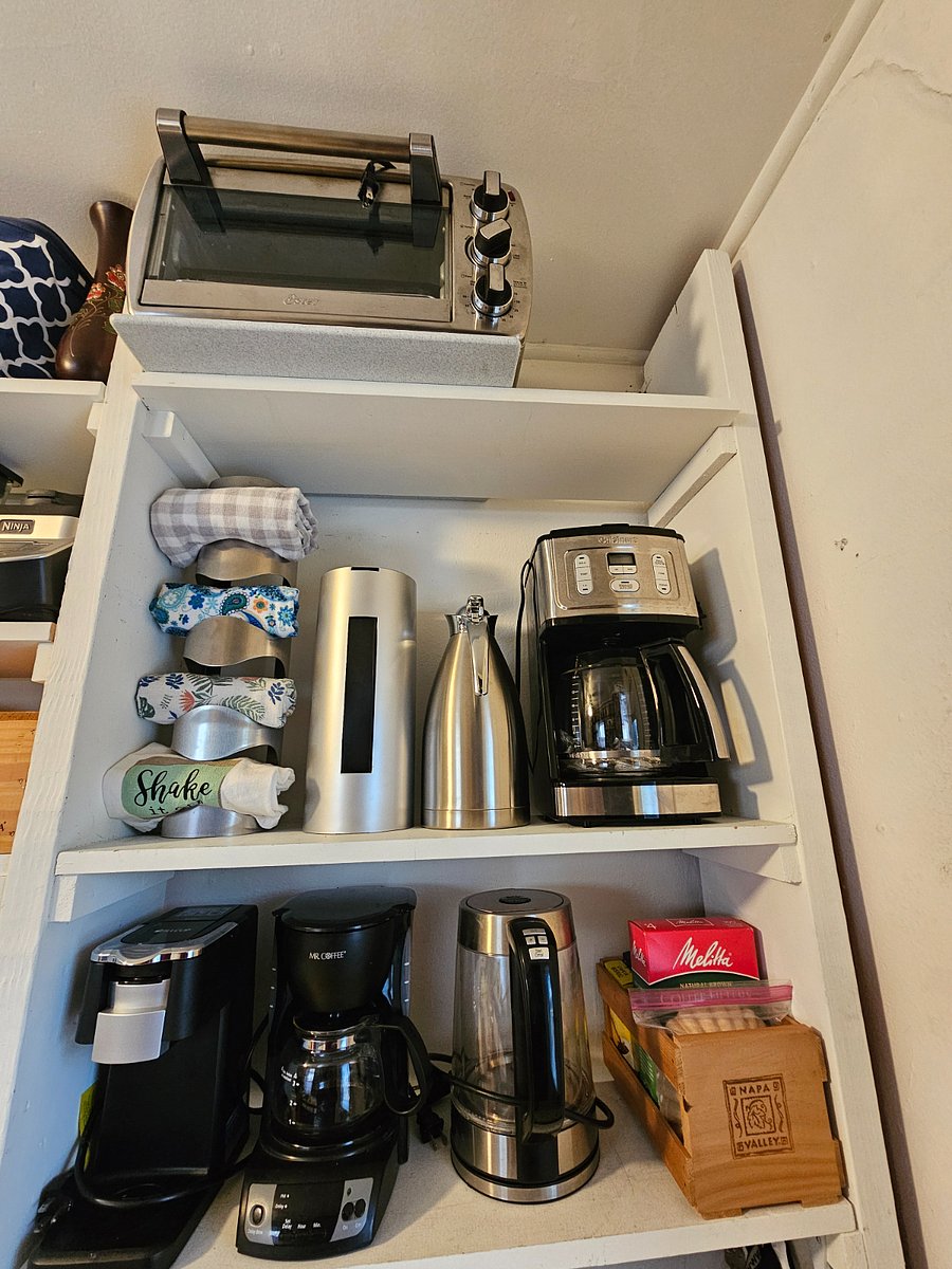 Little oven/toaster, coffee makers, electric hot water ketel.