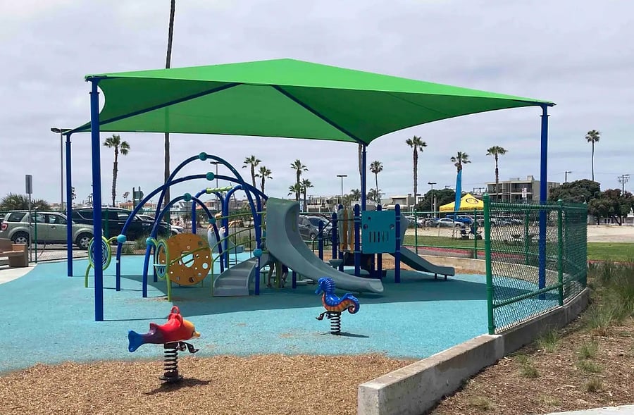 Playground 4 min walk away.