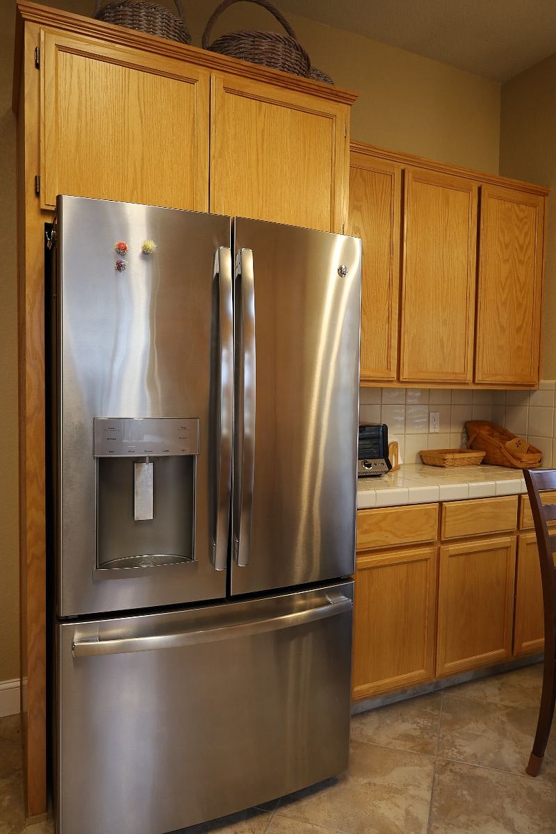 Refrigerator, freezer, and ice maker