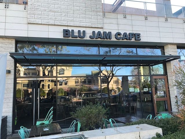 Cute breakfast/lunch spot -
10 min walking distance