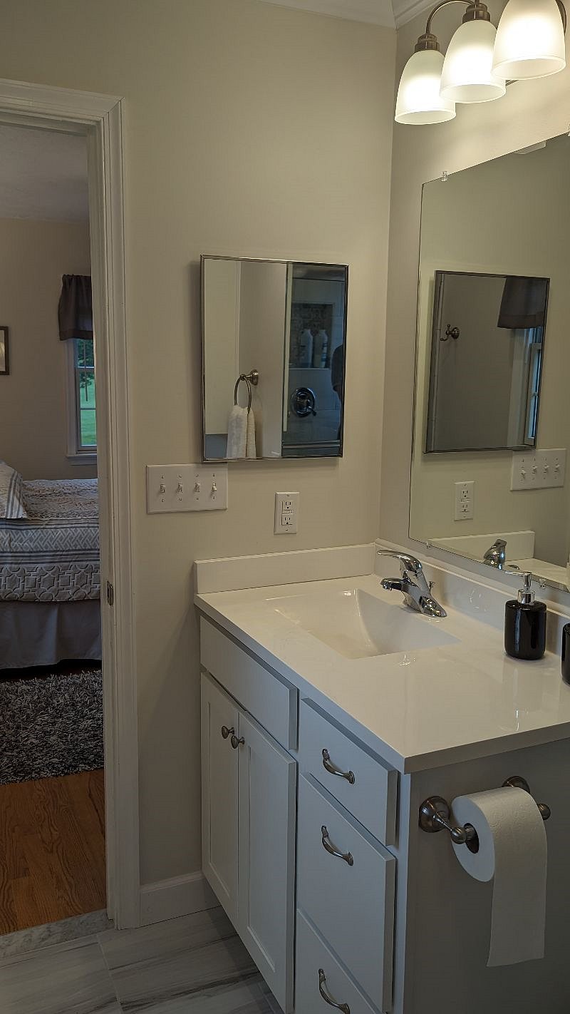 Main level master bath