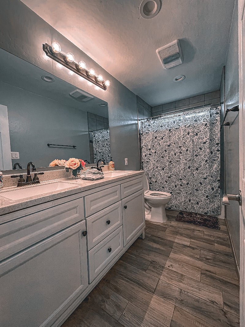 SHARED BATHROOM ROOM 2&3