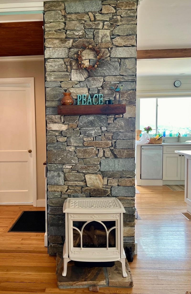 Working gas fireplace with remote.