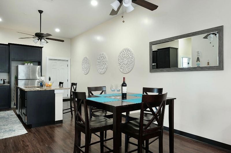Spacious open plan kitchen/dining room seats 6