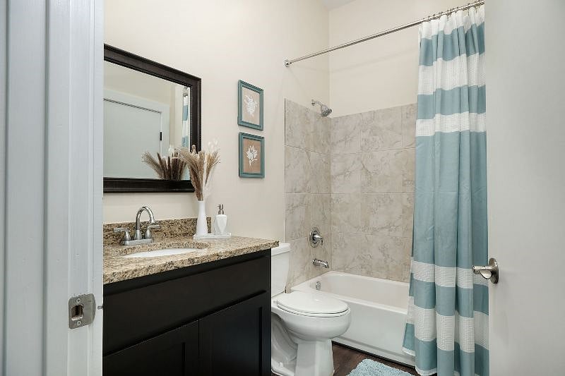 Shower with excellent pressure! Complementary shampoo, conditioner, shower gel and make up removal wipes.
