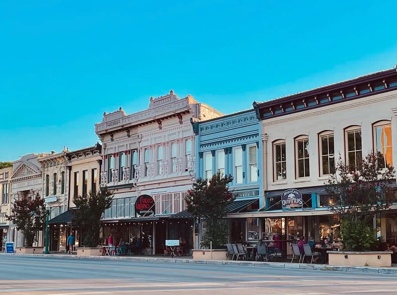 Old Town Georgetown is less than a 10 minute walk away, with lots of cute shops, bars and restaurants