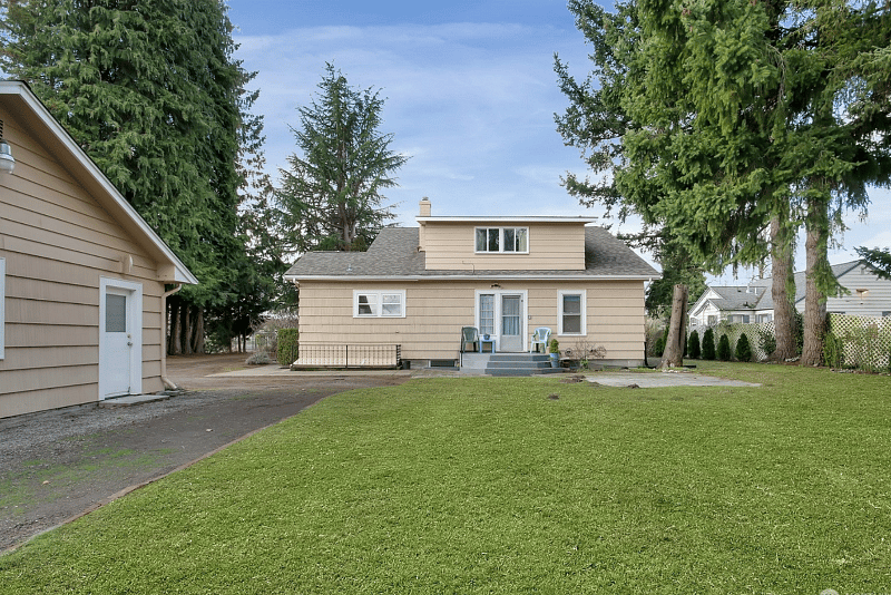 Large fenced back yard is shared with 2nd floor tenants.