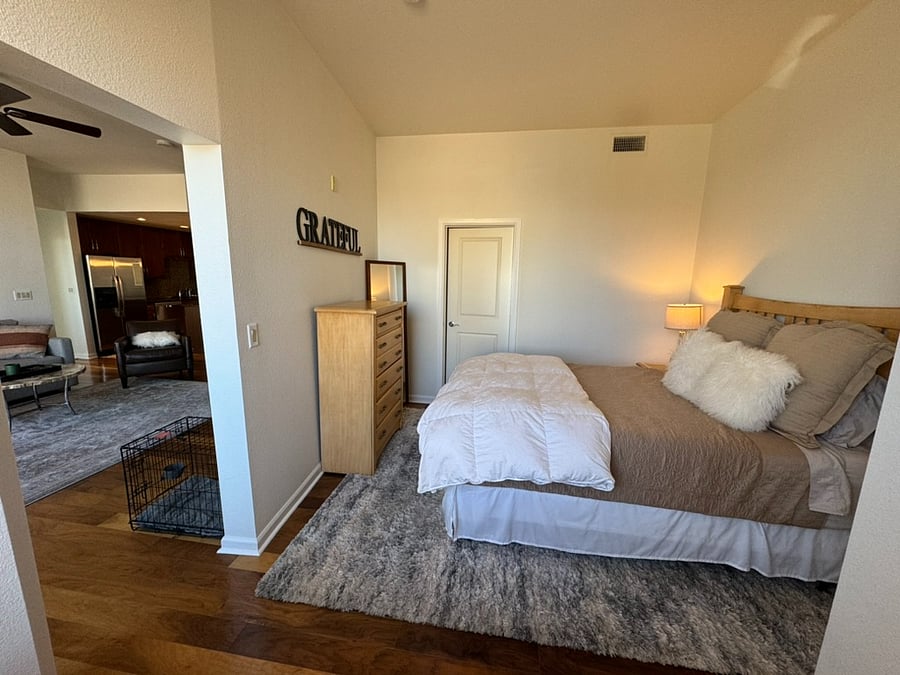Second bedroom with queen size bed