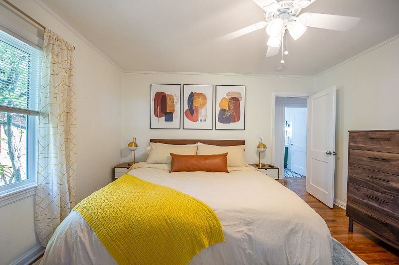 Bedroom 1 w/King Size Bed