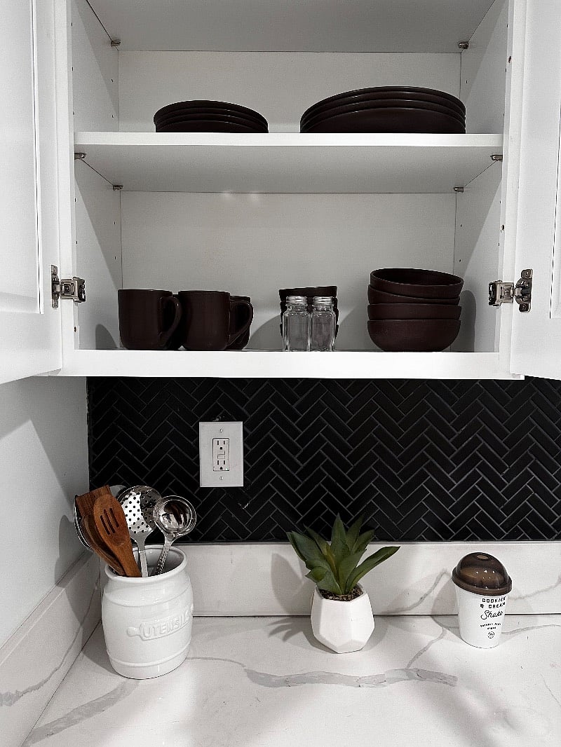 The kitchen comes complete with a 4 piece place setting of coffee cups, dinner plates, saucers and soup/ceral bowls.