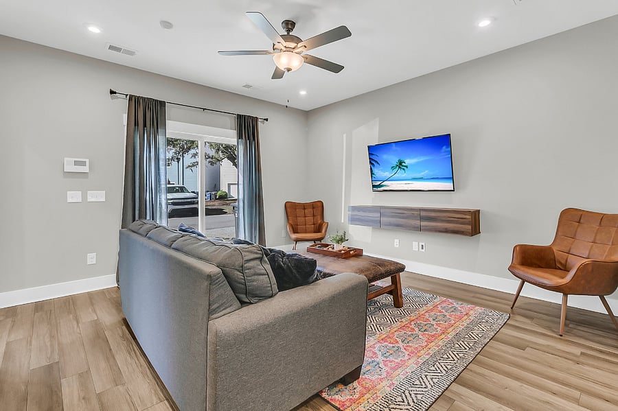 The open-concept living area offers a cozy standard couch and 2 armchairs, perfect for relaxing after a long day. A smart TV is available for entertainment.
