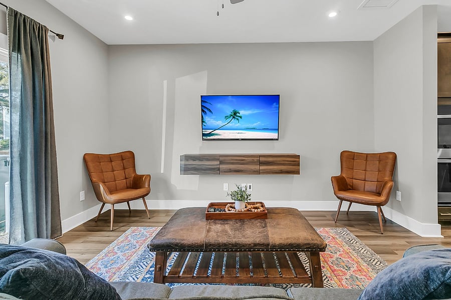 The open-concept living area offers a cozy standard couch and 2 armchairs, perfect for relaxing after a long day. A smart TV is available for entertainment.
