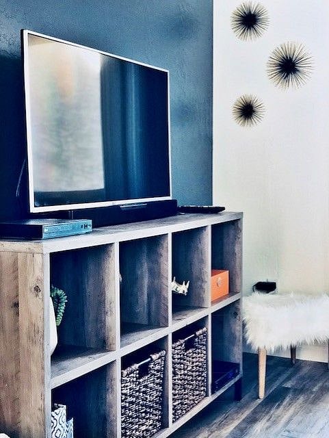 Roku, internet, wifi included