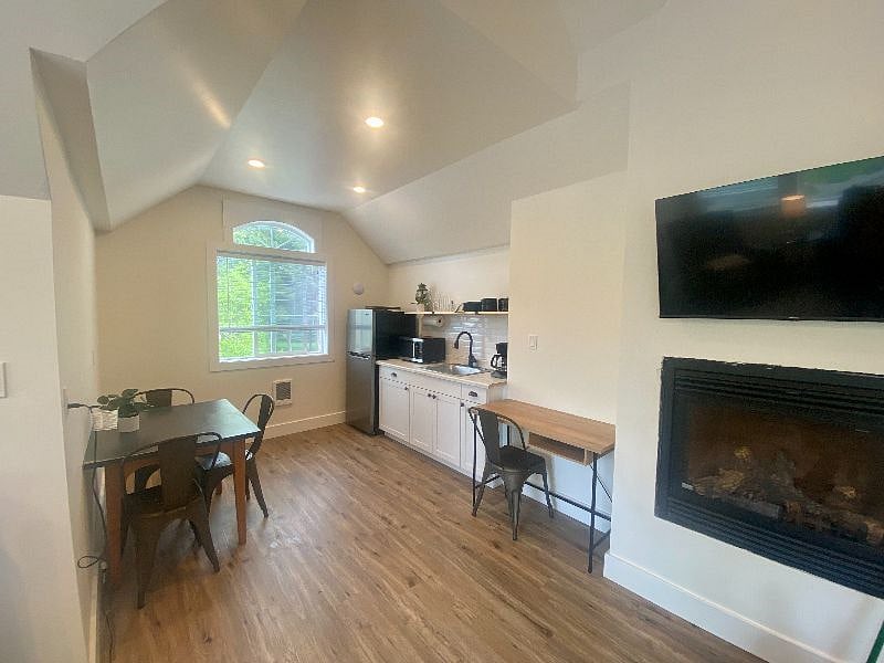 Cozy fireplace, flatscreen smart TV, high-speed wi-fi