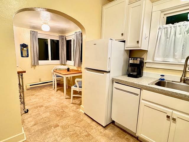 Full kitchen with adjoining breakfast nook