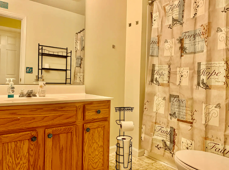 Full bathroom 1