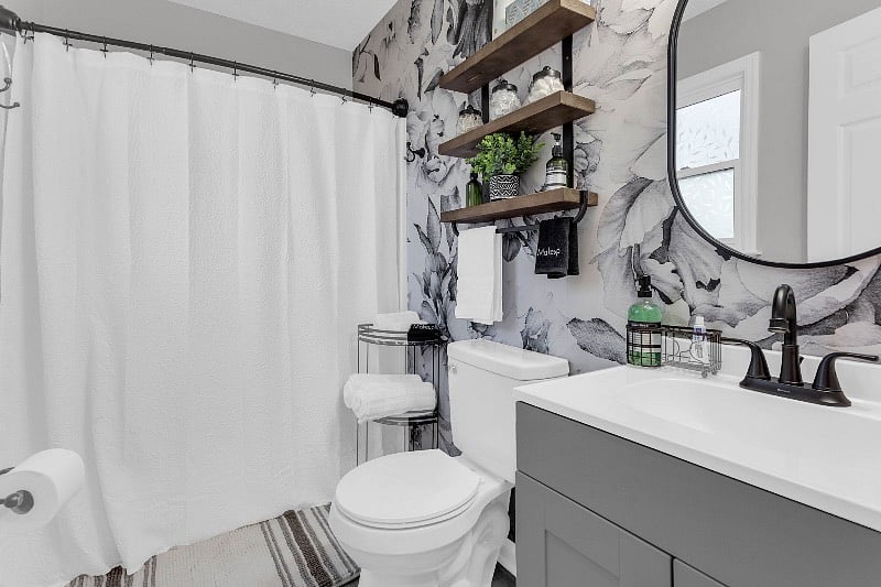 1BA w/ tub and shower combo
Some bathroom amenities provided