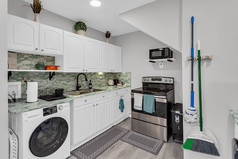 Fully loaded kitchen w/ Washer and Dryer