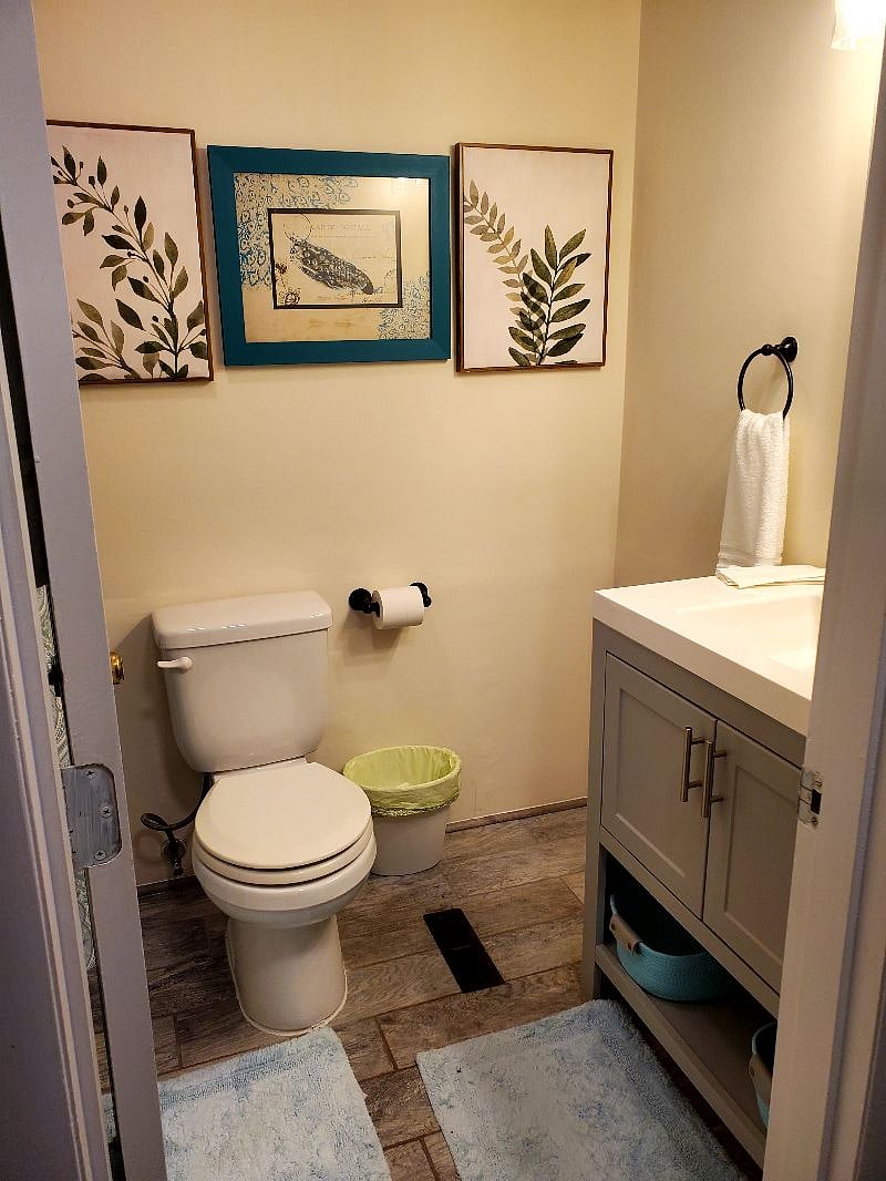 Full Bathroom in Hallway