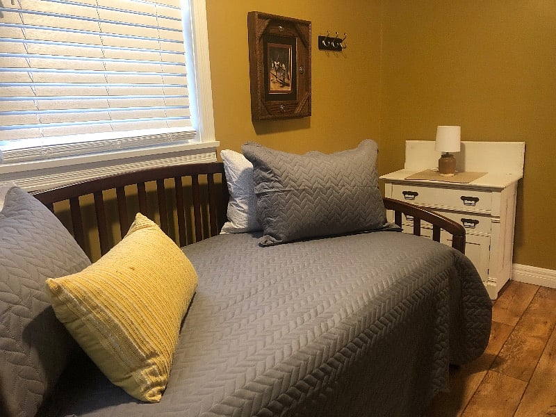 Small main floor bedroom- single bed