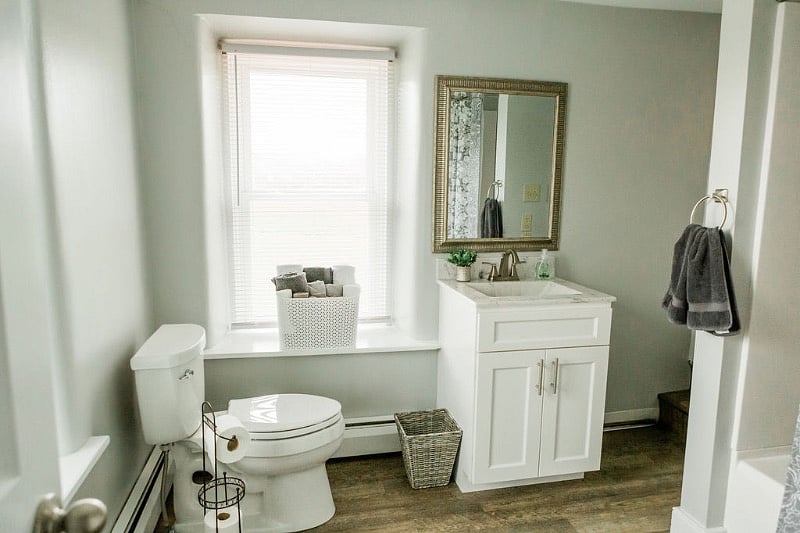 Upstairs full bathroom with tub/shower