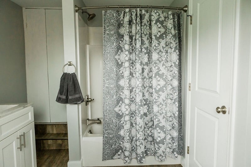 Upstairs full bathroom with tub/shower