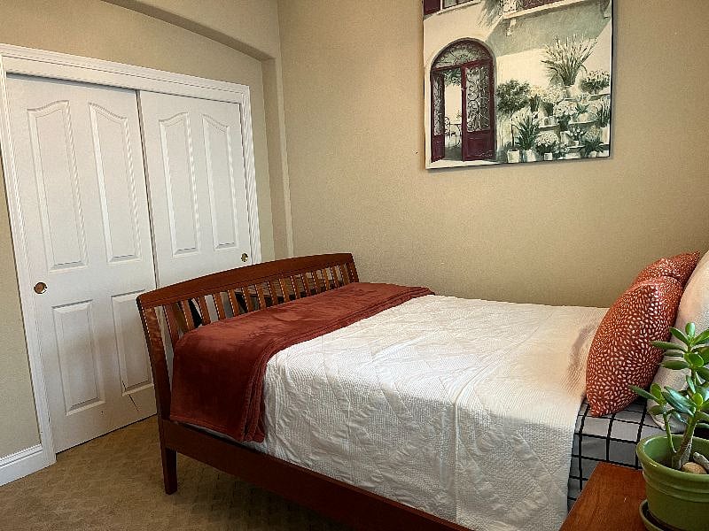A queen bed is available. If you prefer to have more space in the room, we also have an adjustable single bed upon request. 