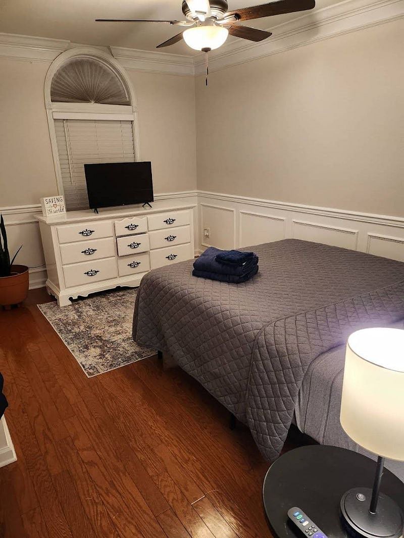 DOWNSTAIRS QUEEN BEDROOM