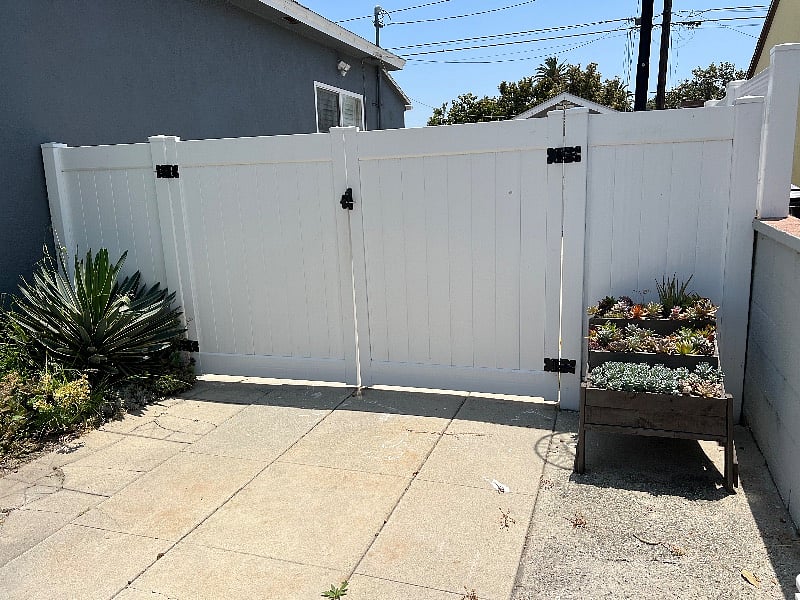Private entrance to the driveway