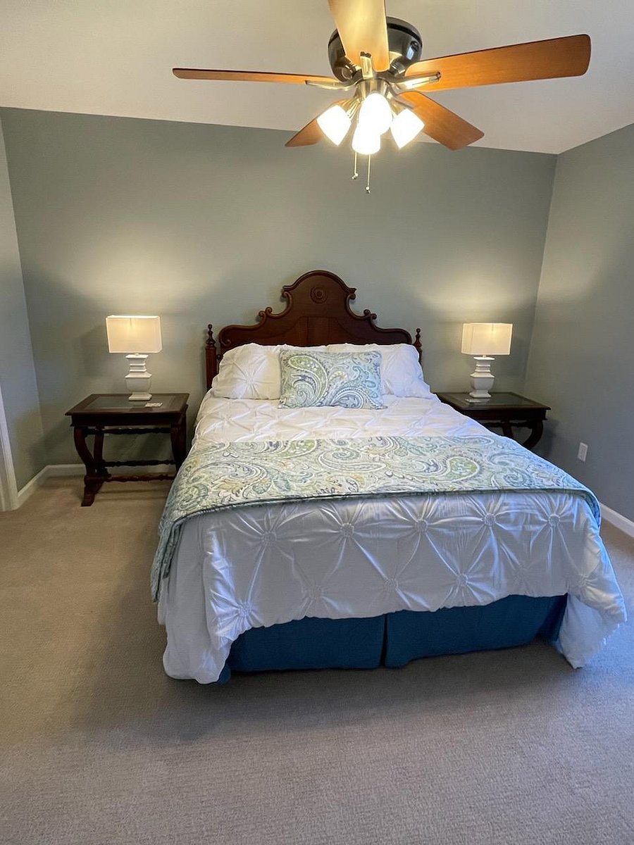 Queen bed with private bath